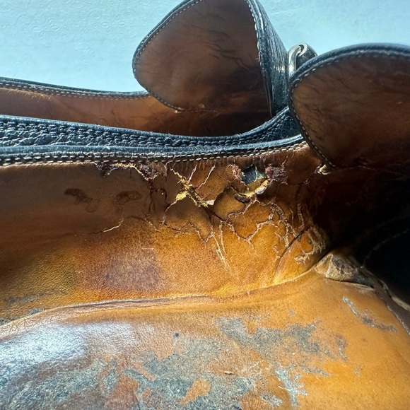 Gucci Black Leather Loafers with Textured Finish and Decorative Metal Bar - Picture 3 of 9